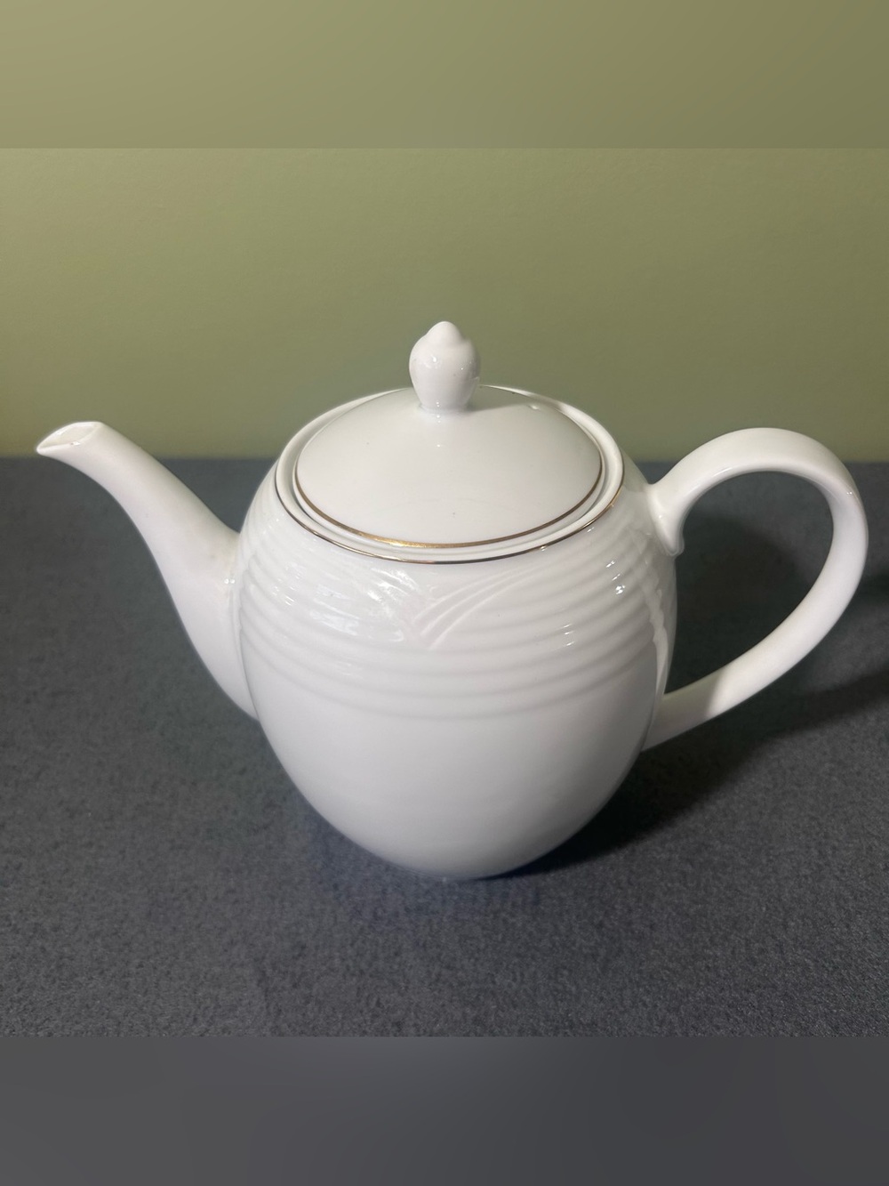 Noritake Arctic Gold porcelain teapot, white porcelain Embossed lines gold trim